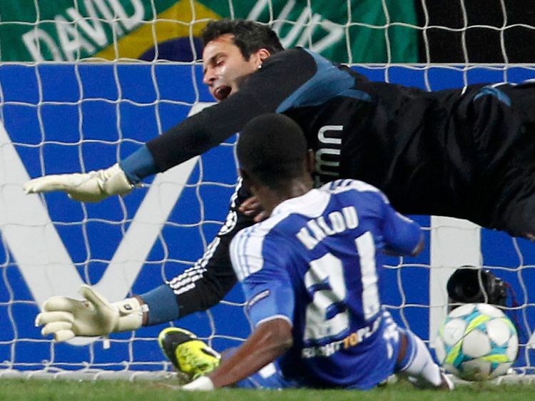Salomon Kalou trifft in Lissabon unter Benfica-Keeper Artur hindurch zum 1:0-Siegtreffer für Chelsea. Das nennt man im Fußball eine passable Ausgangsposition.