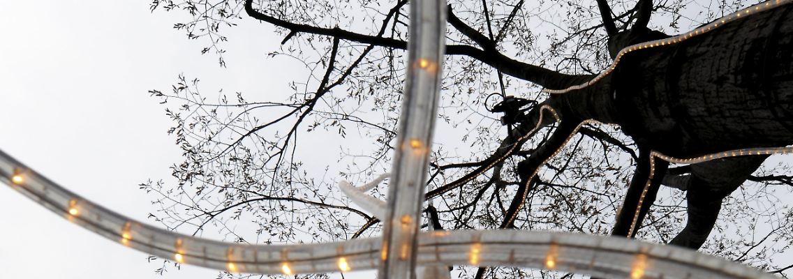 Vieles hängt jetzt am Weihnachtsgeschäft: Unter den Linden in Berlin laufen die Dekorationsanstrengungen auf vollen Touren.
