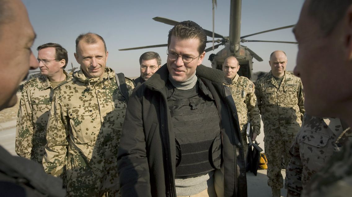 Guttenberg trifft im Bundeswehr-Feldlager in Kundus ein.