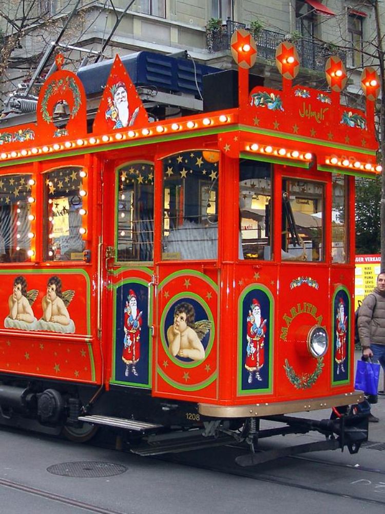 Weihnachtsflair auf der Bahnhofsstraße in Zürich: Auch die Märli-Tram ist festlich dekoriert.