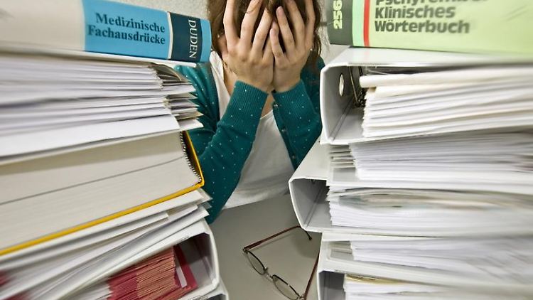 Wer die Arbeit immer weiter aufschiebt, schafft es irgendwann nicht mehr, den Berg abzuarbeiten. In Münster gibt es eine Beratungsstelle, die bei Aufschieberitis hilft.