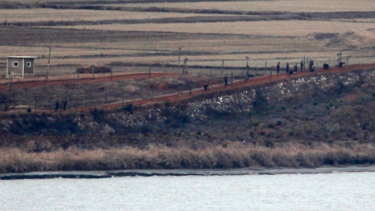 Nordkoreanische Soldaten überprüfen ihre Grenzanlagen.