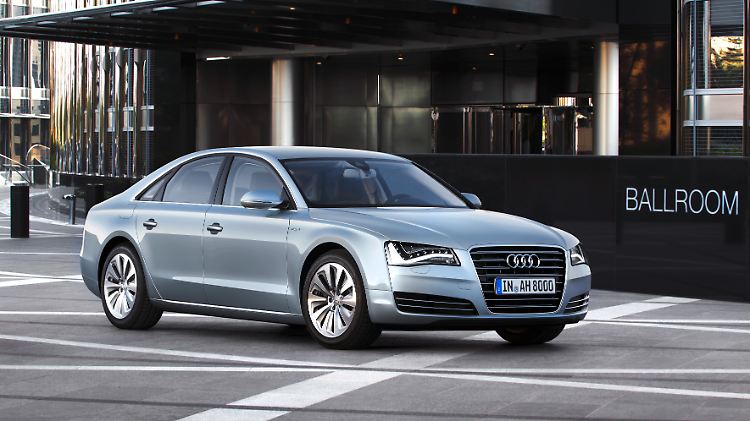 Nachdem Mercedes die S-Klasse schon seit zwei Jahren mit Hybridantrieb bereitstellt, zieht jetzt auch Audi mit dem A8 Hybrid nach.