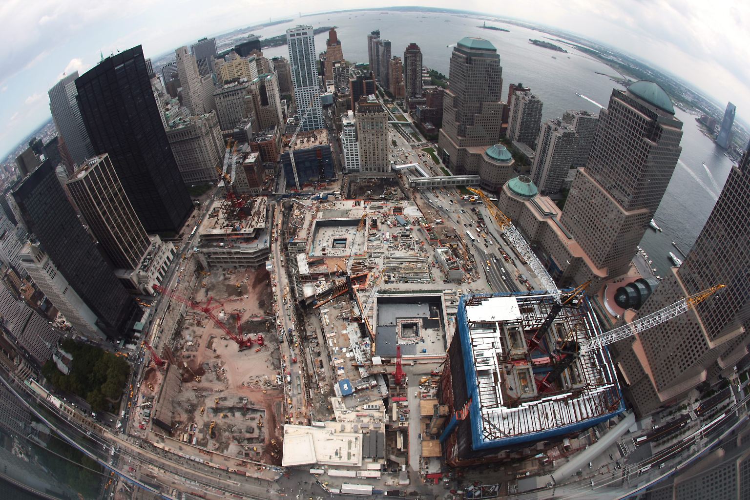Die schlimmste Narbe im Stadtbild New Yorks und der US-amerikanischen Seele schließt sich. Der durch die Terroranschläge vom 11. September 2001 entstandene "Ground Zero" (Archivbild) ist mittlerweile so gut wie verschwunden.