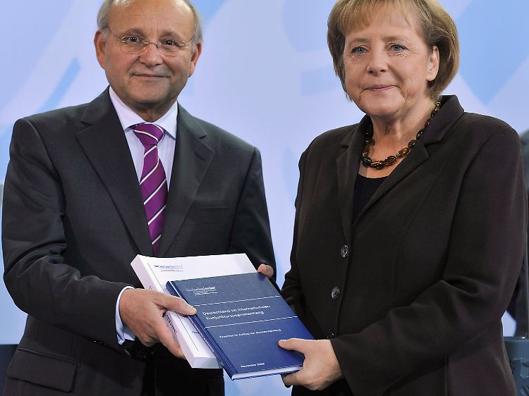 Wolfgang Franz übergibt das Gutachten an Angela Merkel: Einer von beiden hat seine Arbeit gerade erledigt.
