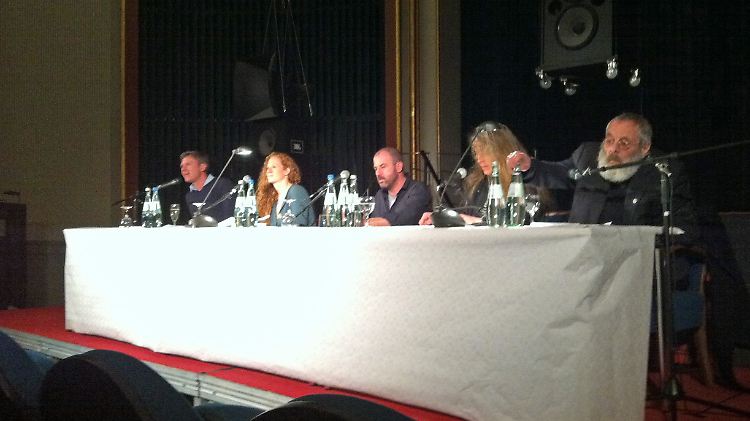 Der Autor (m.) und seine Übersetzer: Alexa Henning von Lange (l), Tina Uebel (r) und Harry Rowohlt (außen r)