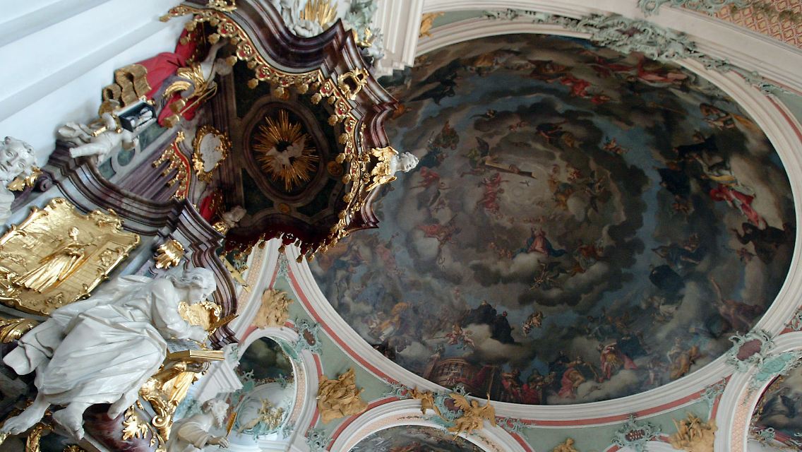 Kopf hoch: Prachtvolle Fresken von Josef Wannenmacher in der Kathedrale.