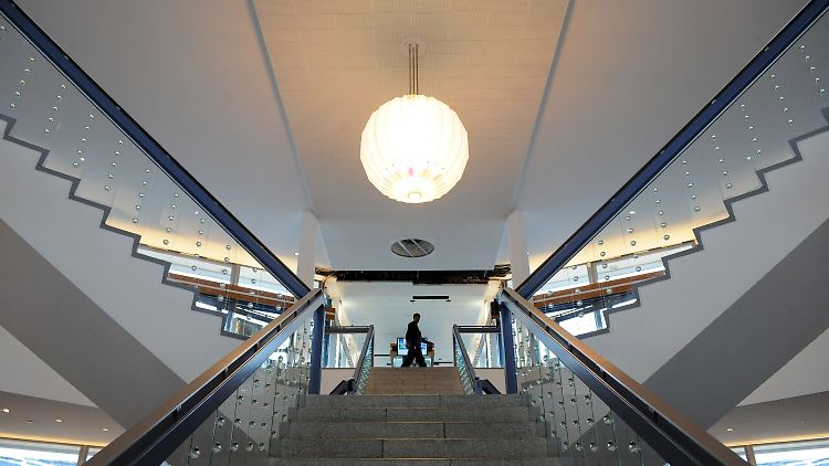 Besucher im renovierten Eingangsbereich.