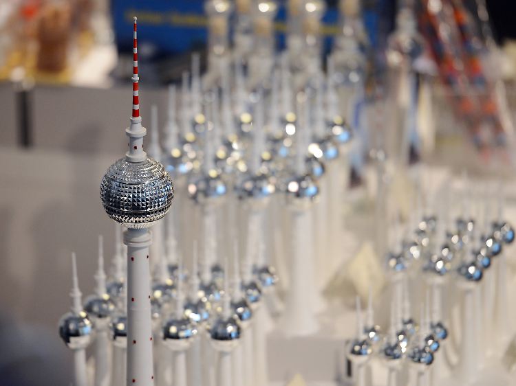 Modell-Fernsehtürme im Souvenirshop des Turms.