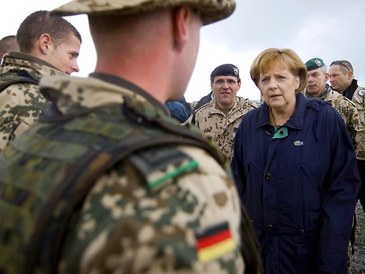 Bundeskanzlerin Angela Merkel bei einem Besuch in Kundus im April des Jahres .