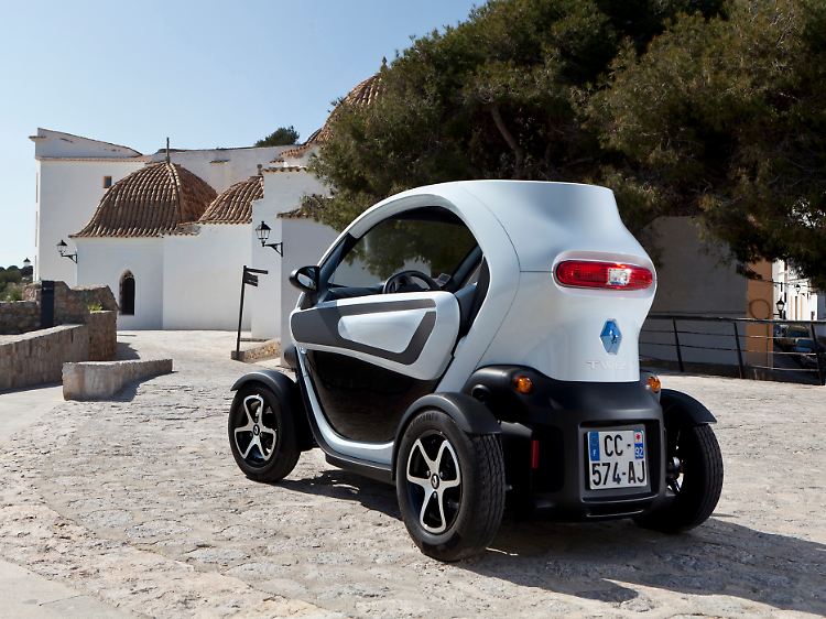 In der Stadt ist der Twizy äußerst wendig und kommt mit einer Breite von 1,23 Metern durch jede Lücke.