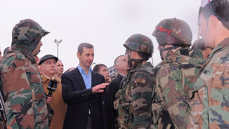 Baschar al-Assad besucht Homs. Einen Tag später lässt er wieder auf die Stadt schießen.