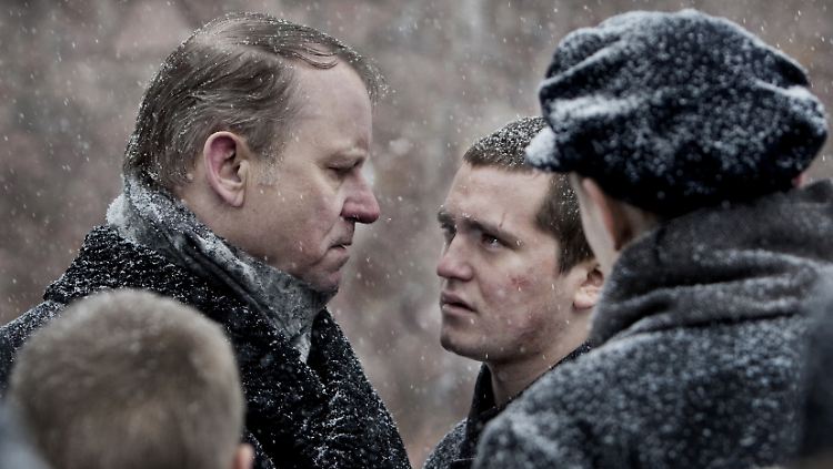 Stellan Skarsgård in der Rolle des Direktors. 