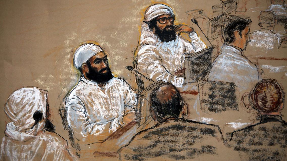 Die Gerichtszeichnung aus dem Juli 2009 zeigt drei der fünf mutmaßlichen Drahtzieher der Terroranschläge vom 11. September 2001 - Walid bin Attasch, Ali Abdel Asis Ali und Mustafa Ahmed al-Hausawi (von links) - bei einer Anhörung im US-Gefangenenlager Guantanamo Bay.