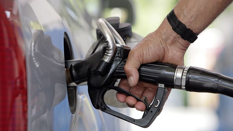 Die Autofahrer müssen für Benzin und Diesel immer tiefer in die Tasche greifen. 