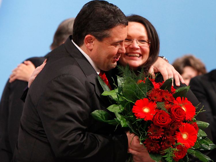 Parteichef Gabriel gratuliert seiner Generalsekretärin Andrea Nahles zur Wahl.