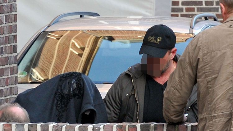 Der 17-Jährige wird - unter einer Jacke versteckt - ins Amtsgericht Emden gebracht.