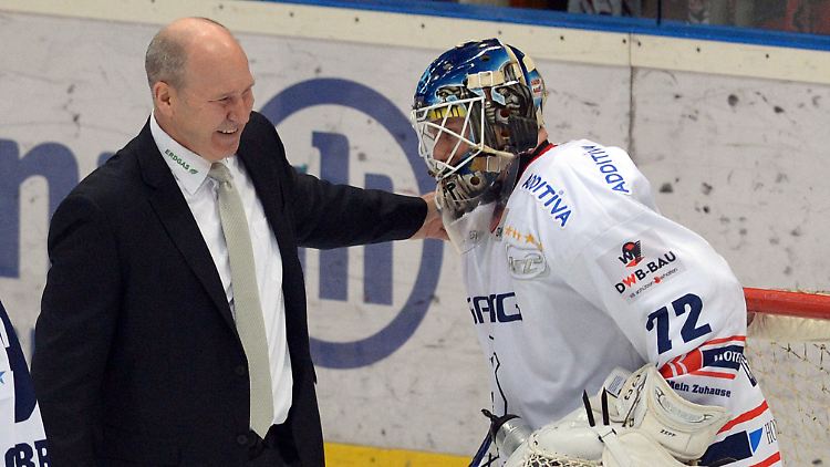 Eisbären-Coach Don Jackson gratuliert seinem Keeper Rob Zepp nach dem 3:0-Erfolg in Köln zum Shutout.