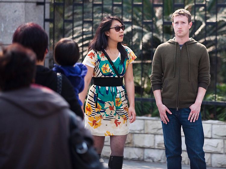Ausflug nach China: Mark Zuckerberg, nebst Freundin Priscilla Chan (l.) wurde auf dem Weg an die Börse in Shanghai gesichtet.