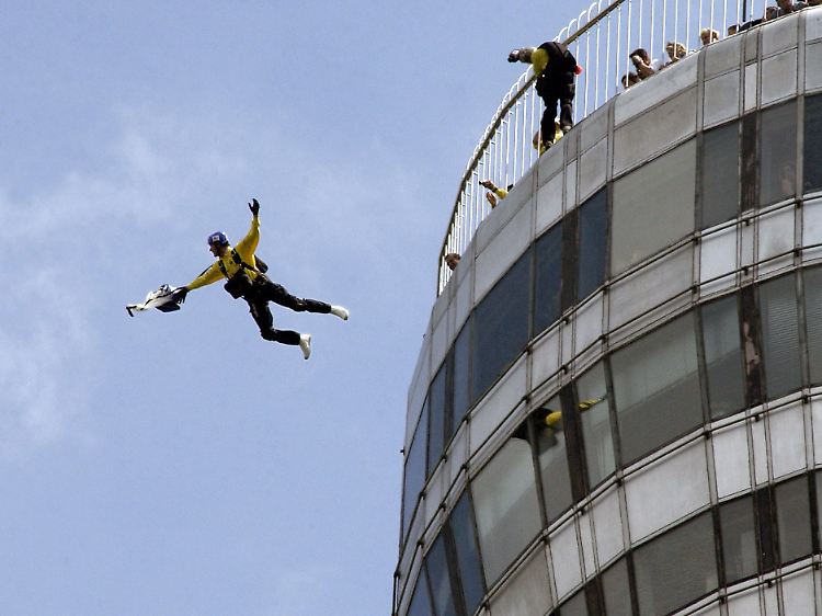 Auf diesem Archivbild aus dem Sommer 2002 springt ein Basejumper von der Besucherplattform des Stuttgarter Fernsehturms.