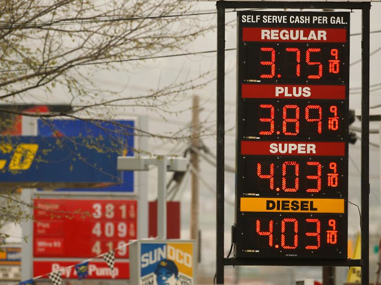 Eine Tankstelle in Frederick im US-Bundesstaat Maryland. In Europa zahlen Autofahrer immer noch deutlich mehr für den Liter Sprit.