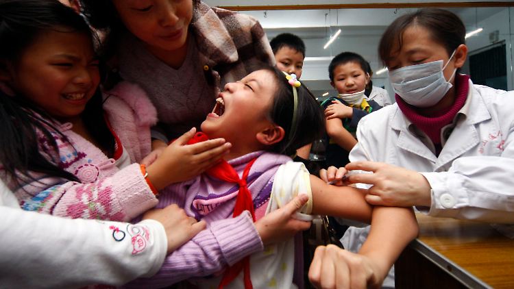 Ärzte impfen eine Studentin in Suining in der Provinz Sichuan.
