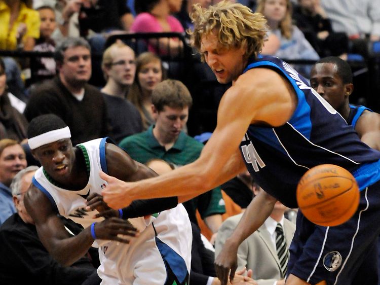 Nowitzki verteidigt Jonny Flynn.