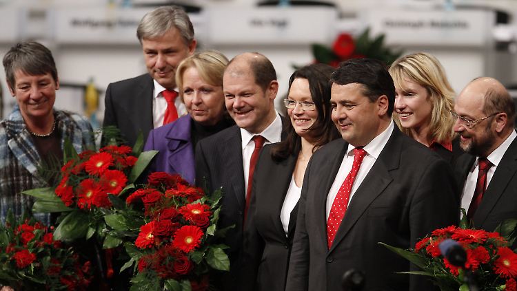 Der neu gewählte SPD-Parteivorstand: Barbara Hendricks, Klaus Wowereit, Hannelore Kraft, Olaf Scholz, Andrea Nahles, Sigmar Gabriel, Manuela Schwesig und Martin Schulz. (von links)