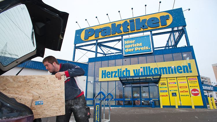 Alltag in deutschen Stadtrandlagen: Ein Praktiker belädt seinen Wagen.