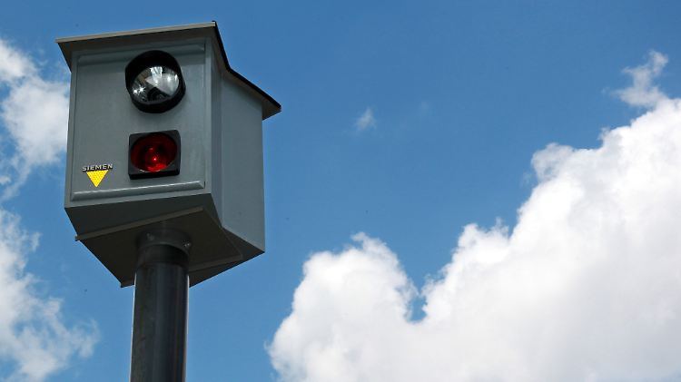 Mit einem Blitzer an der Eifel soll ein Uhu geschützt werden. Tausende Autofahrer sind außer Rand und Band.