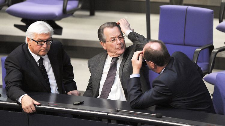 Der SPD-Fraktionsvorsitzende Frank-Walter Steinmeier (l.-.r), der ehemalige Bundesfinanzminister Peer Steinbrück und Franz Müntefering (beide SPD).