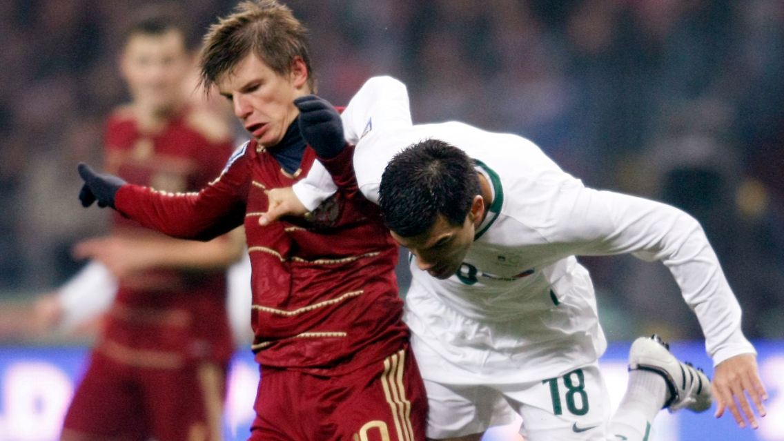 kampf um den Ball: Andrej Arschawin und der Slowene Aleksander Radosavljevic.