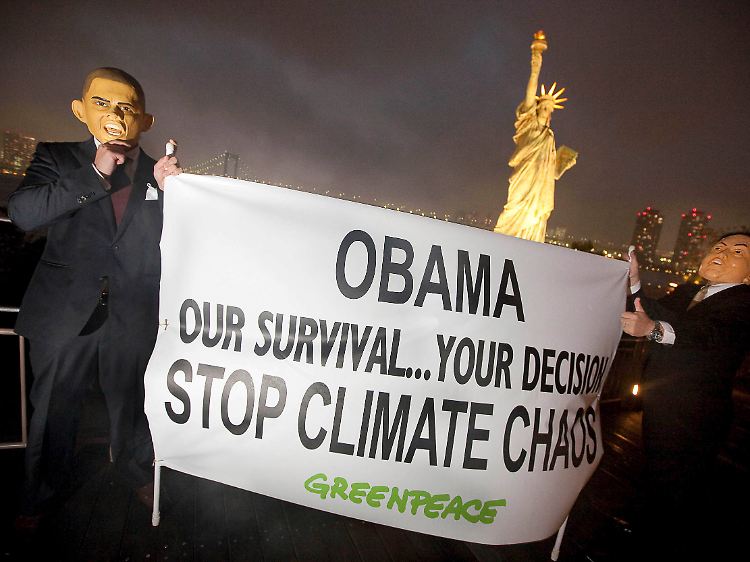Greenpeace-Aktivisten fordern von Obama mehr Taten im Klimaschutz.