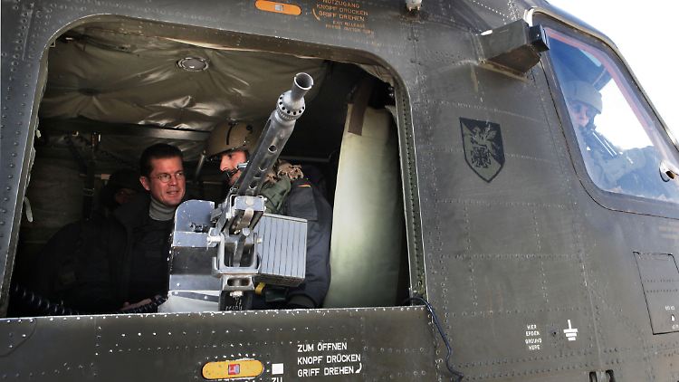 Guttenberg im Helikopter in Afghanistan.