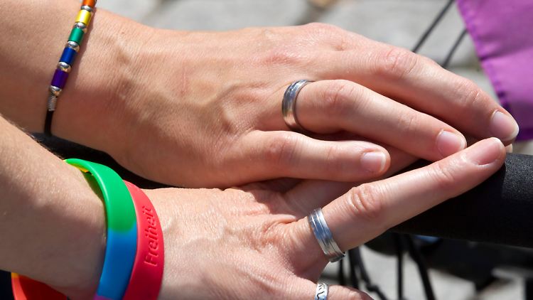 Zwei miteinander verheiratete Frauen zeigen ihre Ringe.