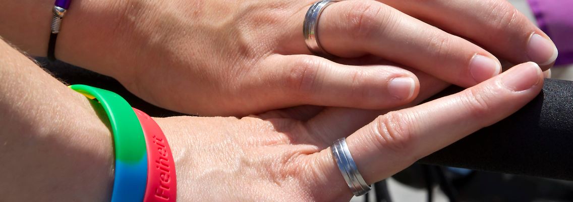 Zwei miteinander verheiratete Frauen zeigen ihre Ringe.