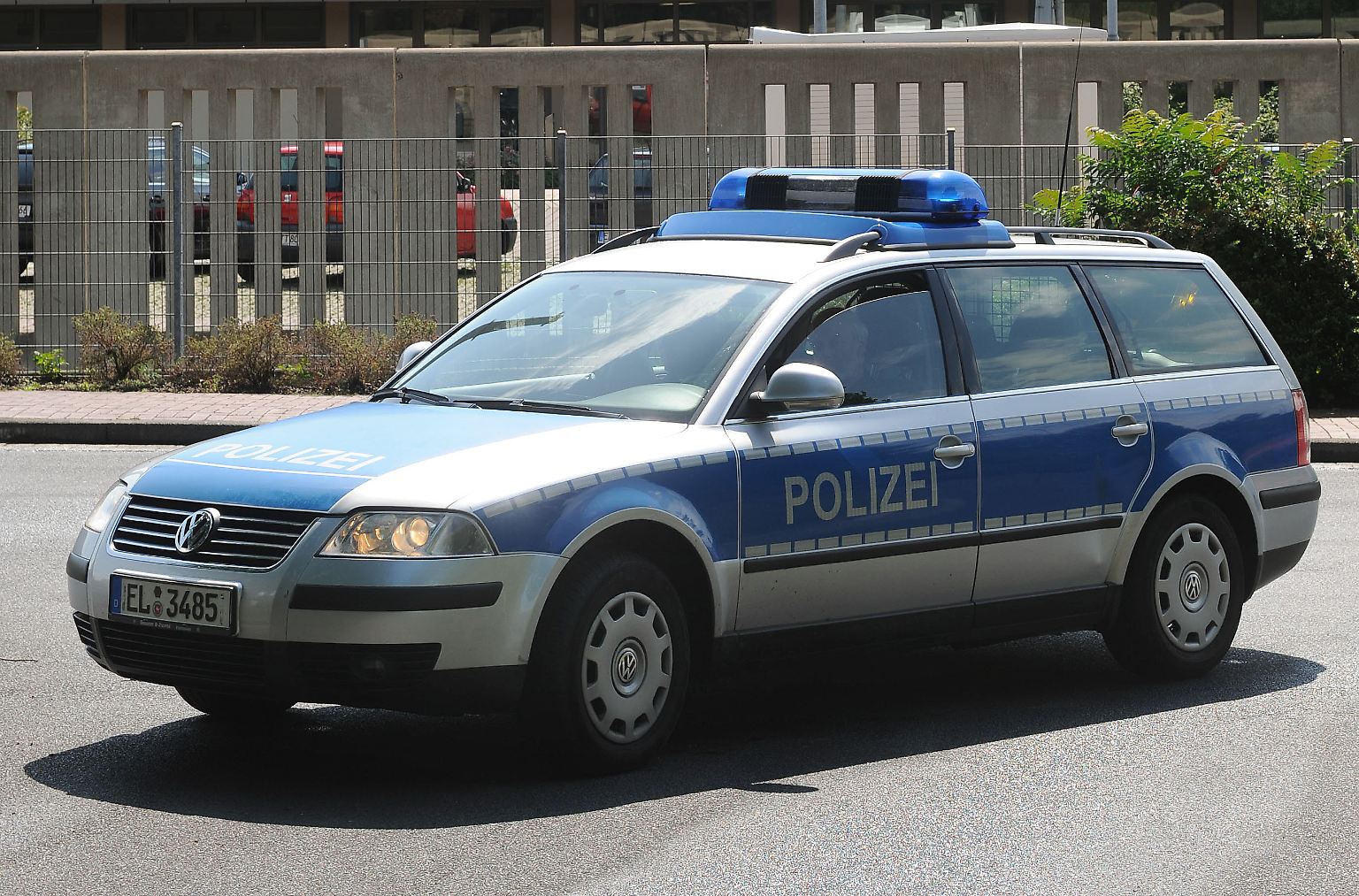Deutsche Polizisten haben es nicht leicht: Mit Hilfe von serienmäßig motorisierten Limousinen und Kombis der Mittelklasse müssen sie auf hiesigen Straßen für Recht und Ordnung sorgen, …