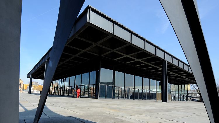 Die Neue Nationalgalerie besticht durch ihren lichtdurchfluteten Innenraum.