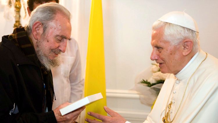 Papst Benedikt XVI. unterhält sich mit dem früheren kubanischen Staatschef Fidel Castro.