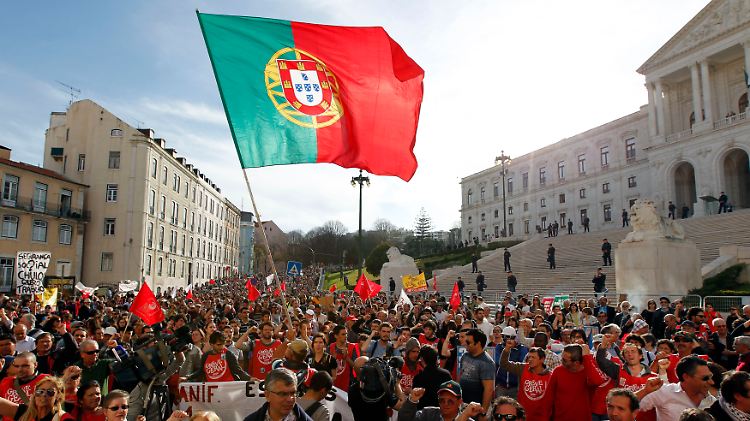 Demonstration gegen die Sparbeschlüsse der Regierung in Lissabon (Archivbild).