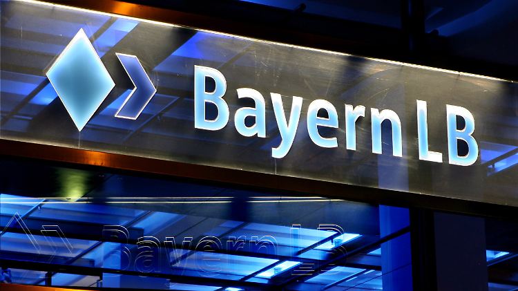 Das Debakel der BayernLB hat den ehemaligen Chef der bayerischen Sparkassen den Job gekostet.