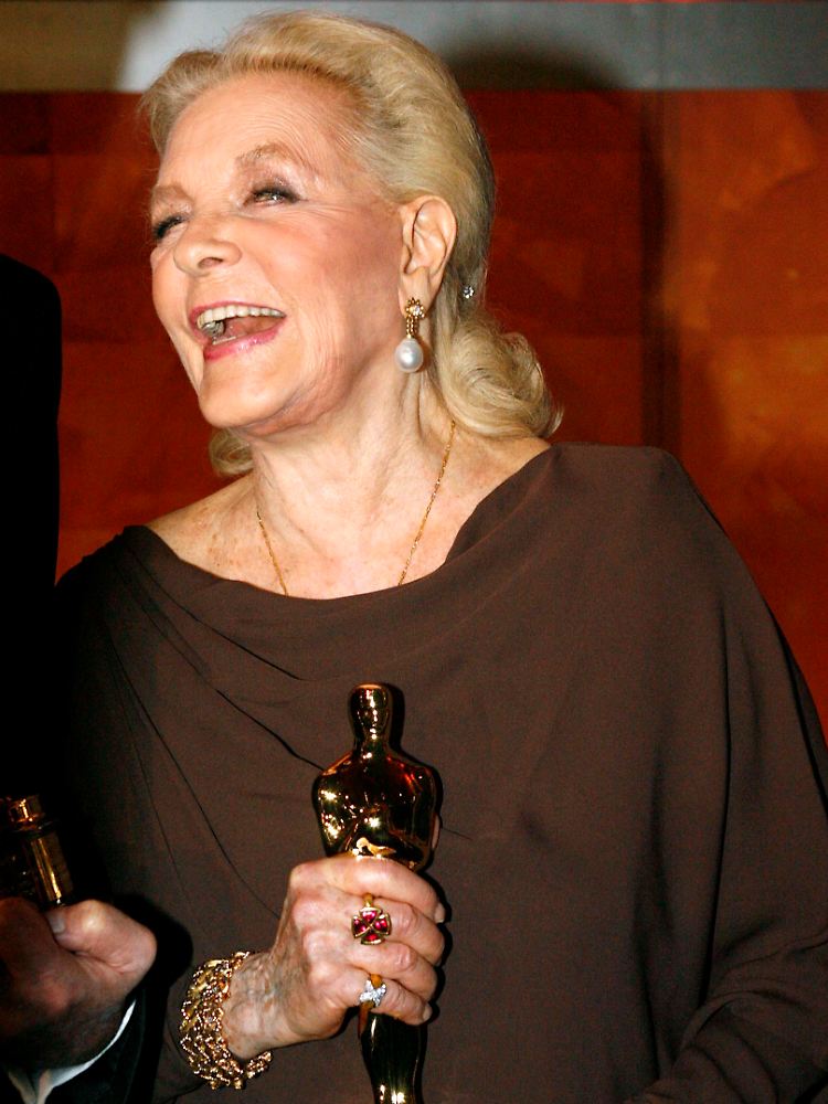 Lauren Bacall freut sich über die Trophäe.