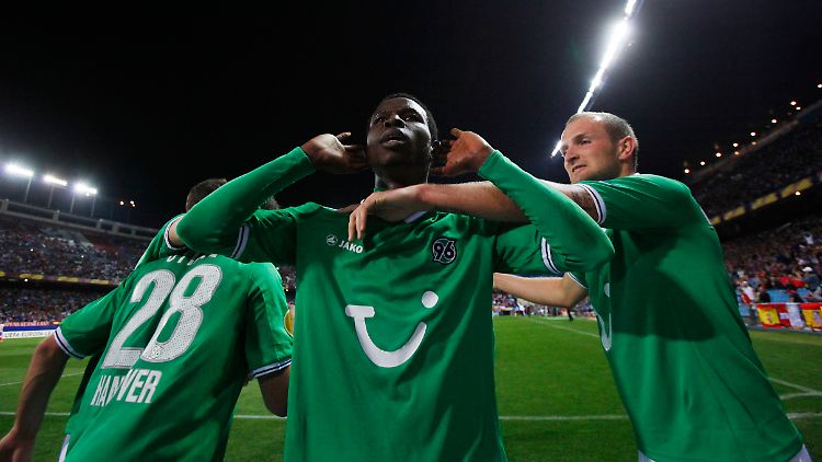 Mame Diouf hielt die Halbfinal-Hoffnungen von Hannover 96 in Madrid am Leben.
