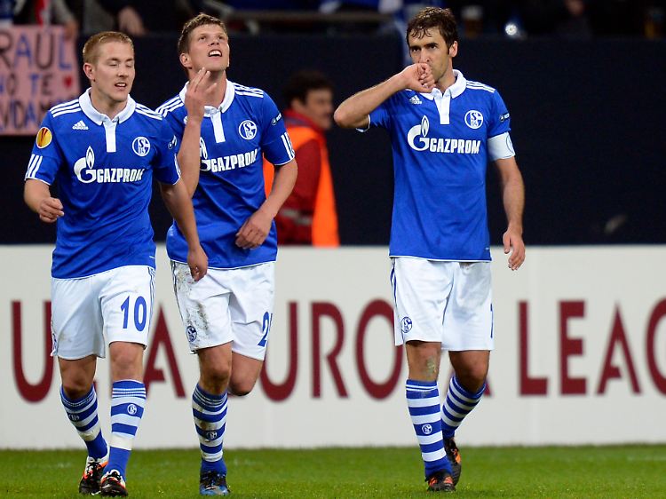 Erst gefeiert, dann geschlagen: Schalkes Altstar Raul empfahl sich mit zwei Toren immerhin für einen neuen Zweijahresvertrag.