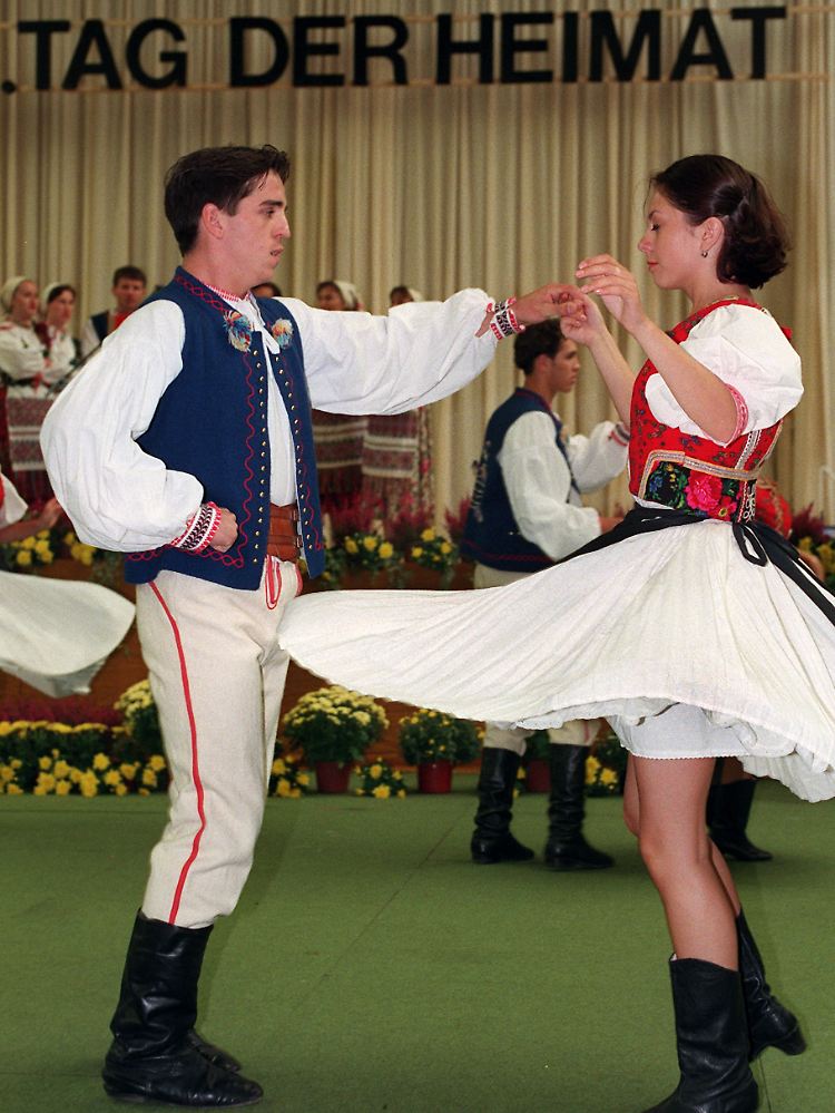 Eine Volkstanzgruppe aus Polen tanzt in der Tracht der Lempen.