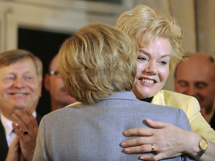 Da passt kein Blatt dazwischen: Erika Steinbach herzt die Kanzlerin berim Jahresempfang des BDV im März dieses Jahres.