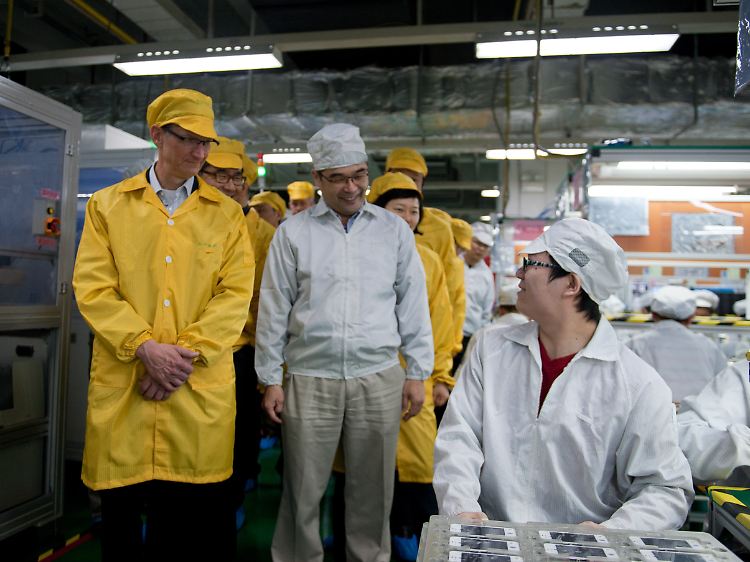 Apple-Chef Tom Cook (l.) macht sich selbst ein Bild von der Lage im iPhone-Werk in Zhengzhou.