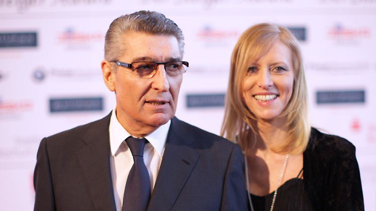 Ex-Schalke-Manager Rudi Assauer und Britta Assauer, die damals noch Idrizi hieß, bei der Verleihung des Steiger Awards im März 2011. Wenig später heirateten die beiden.