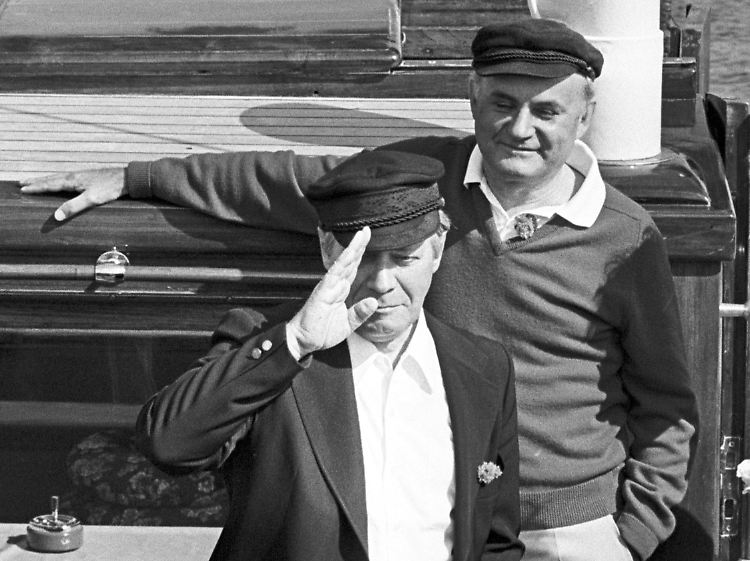Zusammen in einem Boot: Helmut Schmidt (vorn) und Hans Matthöfer im August 1981 in Kiel.