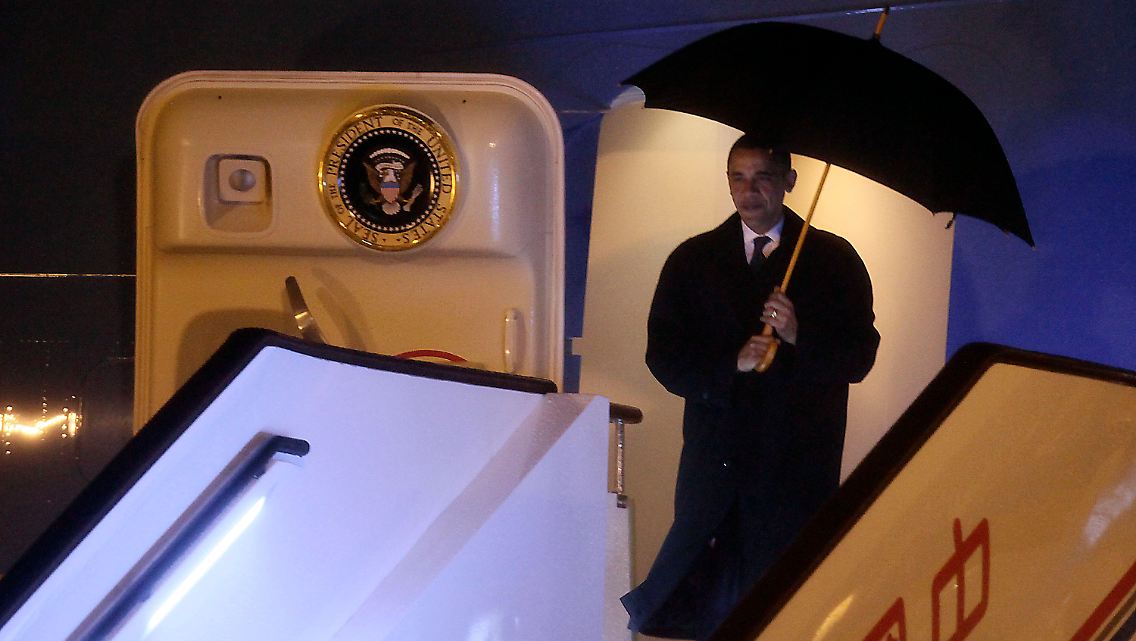 Im Regen: Obama bei seiner Ankunft in Shanghai.
